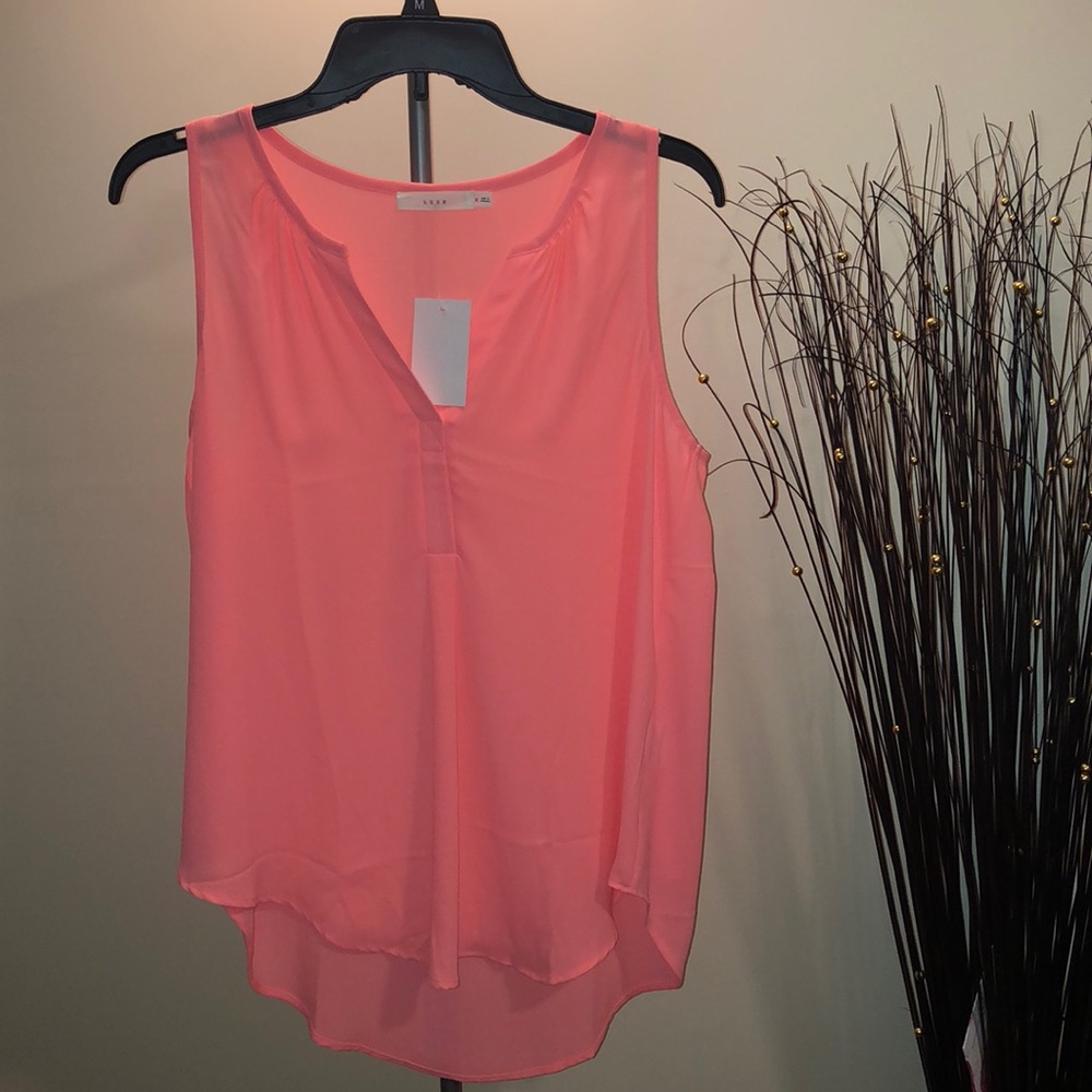 Peach sleeveless blouse. 👚